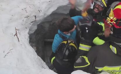 Captura de vídeo facilitada por el Departamento de Bomberos de Italia que muestra el rescate de un niño en el hotel Rigopiano en Farindola en la región de Abruzzo (Italia). 