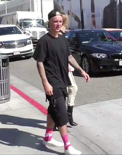 Justin Bieber se apunta a la moda de lucir calcetines y, sin tabú ninguno, los elige rosa. Cierto es que Justin representa exactamente el modo en que millones de chavales entre 15 y 20 años querrían vestir. 2017 es esto.