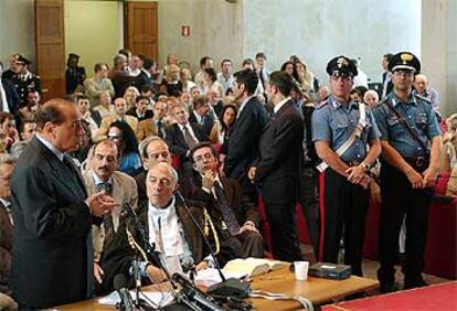El primer ministro italiano, Silvio Berlusconi, hace uso de la palabra ante un tribunal de Milán el pasado 12 de junio.