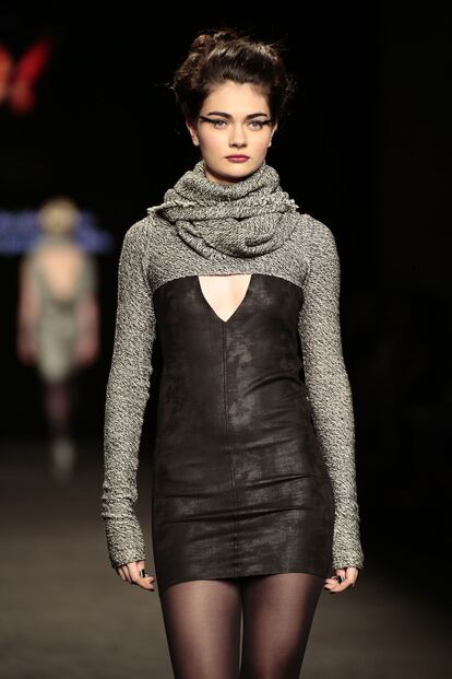 Una modelo con vestido ajustado negro y gris de dos texturas de la colección de Celia Vela