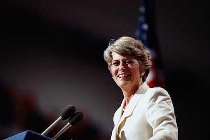 Geraldine Ferraro, la primera mujer candidata a la vicepresidencia de EE UU, con su mítico traje blanco.