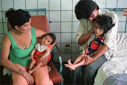 Pablo E. G., de cuatro años, internado por desnutrición, junto a su familia, después de que su hermana de tres años muriera el lunes por el mismo mal.