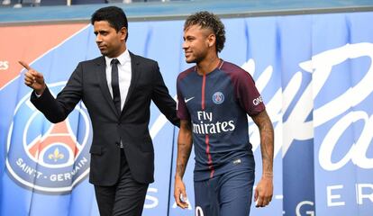 Nasser Al-Khelaifi durante la presentaci&oacute;n de Neymar.