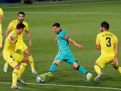 Messi, rodeado de jugadores del Villarreal.