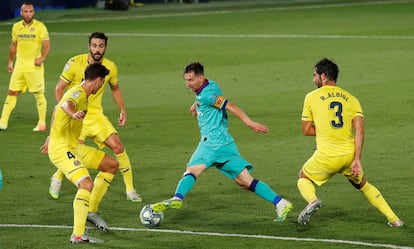 Messi, rodeado de jugadores del Villarreal.