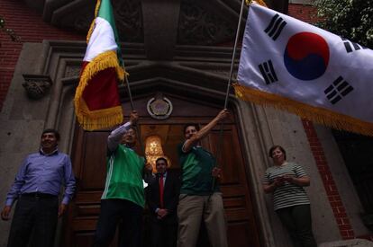 El cónsul de Corea de Sur en México, Byoung-jin Han, durante los festejos del Tri en la capital.