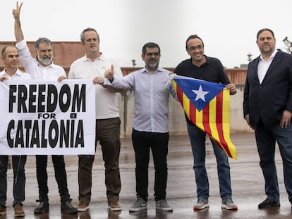 De izquierda a derecha, Romeva, Turull, Cuixart, Forn, Sànchez, Rull y Junqueras, en junio de 2021, cuando salieron de prisión tras ser indultados por el Gobierno.