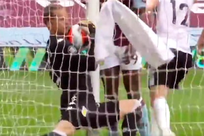 El portero del Aston Villa, Orjan Nyland, con el balón dentro de su portería este miércoles en el Estadio Villa Park en el encuentro ante el Sheffield Unitet.