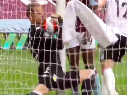 El portero del Aston Villa, Orjan Nyland, con el balón dentro de su portería este miércoles en el Estadio Villa Park en el encuentro ante el Sheffield Unitet.