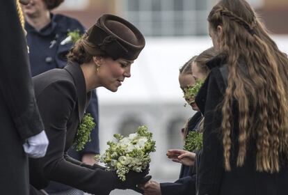 Después del tradicional desfile de la guardia, el príncipe Guillermo y la duquesa de Cambridge se reunieron con los soldados y sus familiares. Este año el desfile ha contado con menos efectivos, ya que algunas tropas siguen en misiones en Omán o las Islas Malvinas.