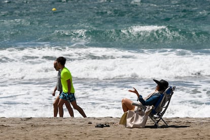 Varias personas toman el sol en la playa de Almería, el Domingo de Resurrección.