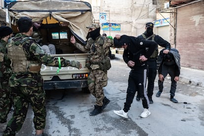 El 2 de enero de 2025, combatientes de Hayat Tahrir al Sham (HTS) arrestaron a ex soldados del ejército de Bachar el Asad durante una operación militar en el barrio predominantemente alauita de Wadi al Dahab, en Homs.