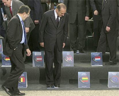 Romano Prodi (izquierda) y Jacques Chirac buscan sus puestos para la <i>foto de familia</i> en la cumbre de Laeken.