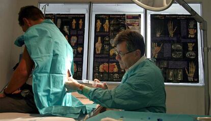 Un médico pone una inyección a un paciente en la Unidad del Dolor del hospital Ramón y Cajal de Madrid.