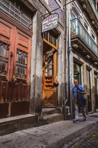 La pequeña puerta de acceso a la tienda, en el número 34 de la Rua de Belomonte, en Oporto.