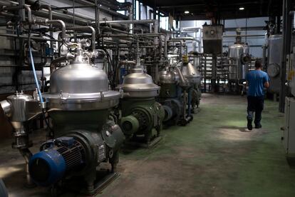 Zona de neutralización y "winterización" del aceite de orujo de oliva en la planta de Prodosa en La Luisiana (Sevilla).