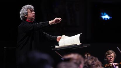 El director ruso Semión Bychkov dirigiendo al Coro y Orquesta Titular del Teatro Real durante la representación de 'Tristán e Isolda' en el Teatro Real de Madrid.