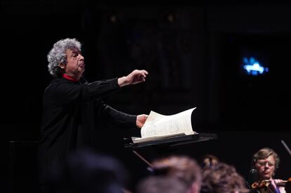 El director ruso Semión Bychkov dirigiendo al Coro y Orquesta Titular del Teatro Real durante la representación de 'Tristán e Isolda' en el Teatro Real de Madrid.