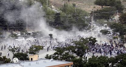 La gente corre tras el ataque en un funeral este sábado en Kabul.