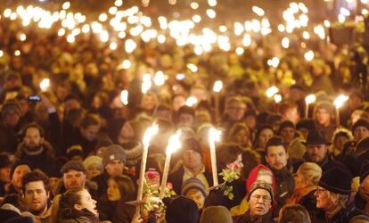 Empunhando velas, milhares de pessoas participam de manifestação na segunda-feira em Copenhague em solidariedade às vítimas dos ataques.