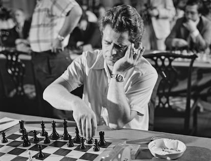 El campeón del mundo de ajedrez Boris Spassky durante una competición el 11 de julio de 1973.