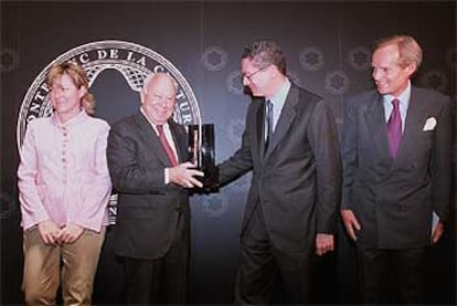 Jesús de Polanco recibe el Premio Montblanc de manos de Alberto Ruiz-Gallardón, con Pilar del Castillo y lord Douro.