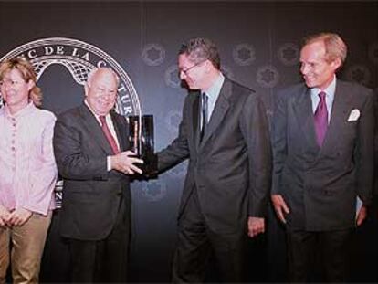 Jesús de Polanco recibe el Premio Montblanc de manos de Alberto Ruiz-Gallardón, con Pilar del Castillo y lord Douro.