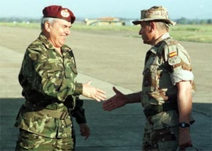 El general jefe del Estado Mayor del Ejército, Luis Alejandre Sintes, saluda al jefe de la Brigada Plus Ultra II, Fulgencio Coll (dcha), a su llegada a Talavera la Real.