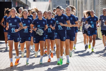 Las jugadoras de la selección española de fútbol durante un entrenamiento en la Ciudad del Fútbol de Las Rozas (Madrid).