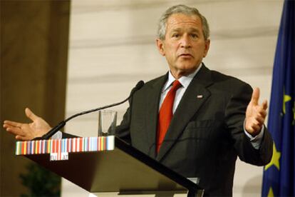 El presidente de Estados Unidos, George W. Bush, responde a los periodistas tras la reunión con la UE en Viena.