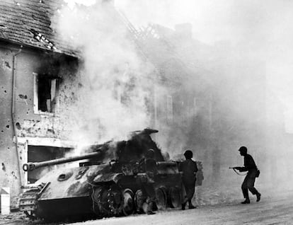 Un tanque Panther alemán rodeado de soldados estadounidenses en un pueblo en el frente de Normandía (Francia) el 29 de julio de 1944.