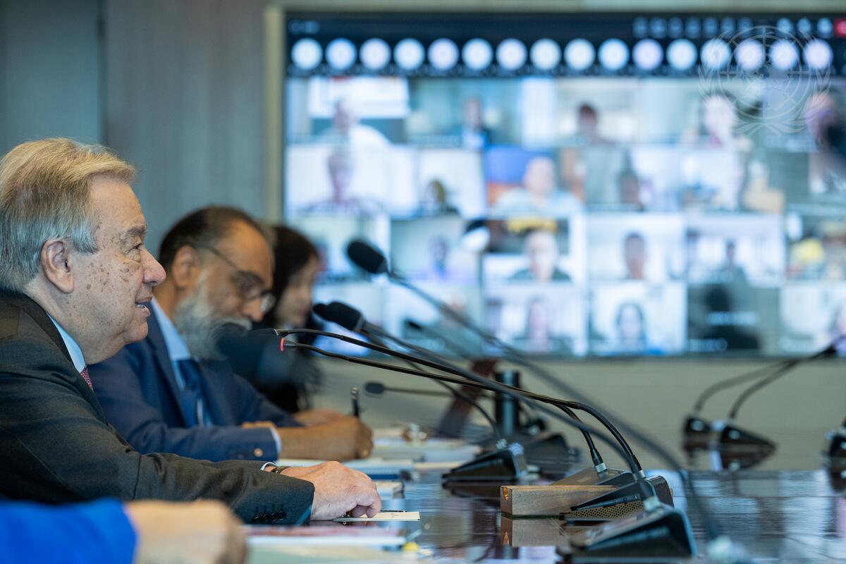 El secretario general de la ONU, António Guterres, a la izquierda, durante una reunión virtual con los integrantes del el High Level Advisory Body on Artificial Intelligence  (HLAB-AI) el pasado junio.