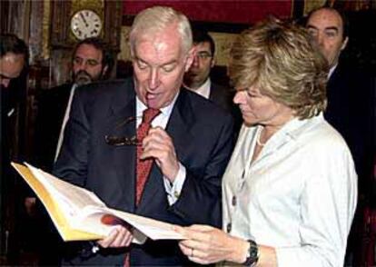 El director de la Real Academia Española, Víctor García de la Concha, y la ministra Pilar del Castillo, durante la presentación de Valladolid del II Congreso Internacional de la Lengua Española.