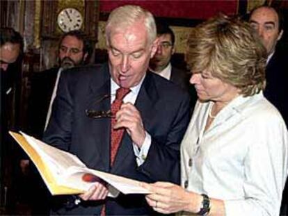 El director de la Real Academia Española, Víctor García de la Concha, y la ministra Pilar del Castillo, durante la presentación de Valladolid del II Congreso Internacional de la Lengua Española.