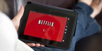 Una pantalla de Kindle conectándose a Netflix.