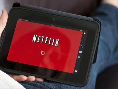 Una pantalla de Kindle conectándose a Netflix.