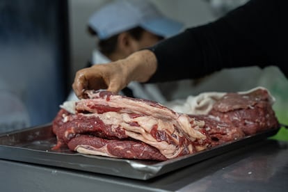 Cortes de carne en la taquería ganadora de una estrella Michelin.