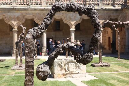 El aspecto más monumental de la exposición consiste en catorce cerillas de bronce, con un peso superior a los 500 kilos cada una y de tres metros de altura, colocadas en el patio de las Escuelas Menores, del siglo XV, lo que supone que por primera vez se puedan ver todas estas esculturas juntas.