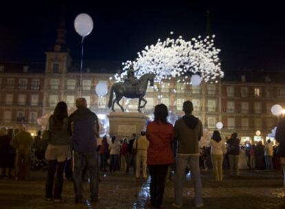 La Plaza Mayor con los poemas voladores en los globos de helio.