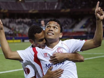 Bacca celebra su gol ante el Zenit con Kolodziejczak.