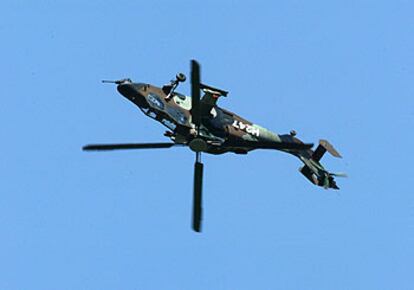 Un helicóptero europeo <i>Tigre</i> realiza una acrobacia, el sábado, en el aeródromo de Le Bourget (París).
