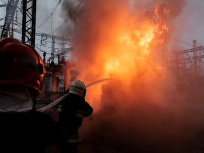 Un bombero intenta apagar un fuego en una central eléctrica de Járkov atacada por Rusia, el 22 de marzo.