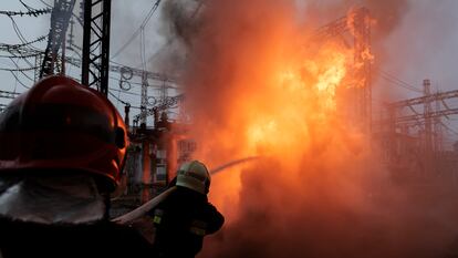 Un bombero intenta apagar un fuego en una central eléctrica de Járkov atacada por Rusia, el 22 de marzo.