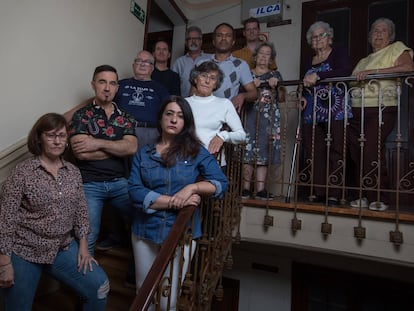 De izquierda a derecha y de arriba abajo, los vecinos del bloque de la calle Angostas de los Mancebos 2: Carmen, Piedad, Jesús, José Antonio, Maribel, Antonio, Michael, Roberto, María del Carmen, María Teresa y Aurora.