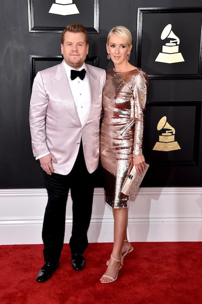 James Corden, que presentó la gala, y su mujer Julia Carey. Ambos iban vestidos por Tom Ford.