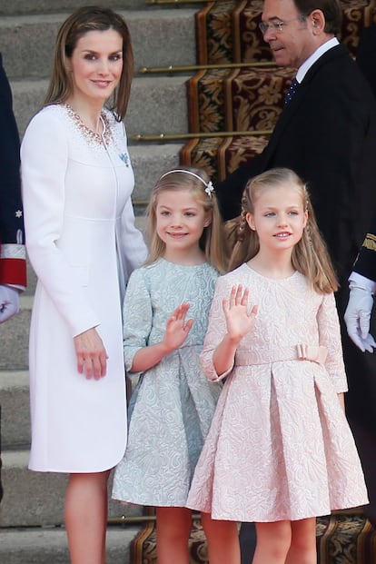La princesa Leonor y la infanta Sofía saludan.