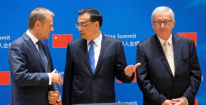 Donald Tusk e Jean-Claude Juncker com o primeiro-ministro chinês, Li Keqiang, na última reunião bilateral de 2017.