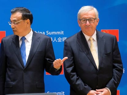 Donald Tusk e Jean-Claude Juncker com o primeiro-ministro chinês, Li Keqiang, na última reunião bilateral de 2017.