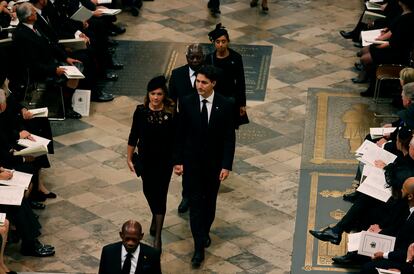 El primer ministro de Canadá, Justin Trudeau, acompañado por su esposa, en la abadía de Westminster. 