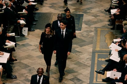 El primer ministro de Canadá, Justin Trudeau, acompañado por su esposa, en la abadía de Westminster.